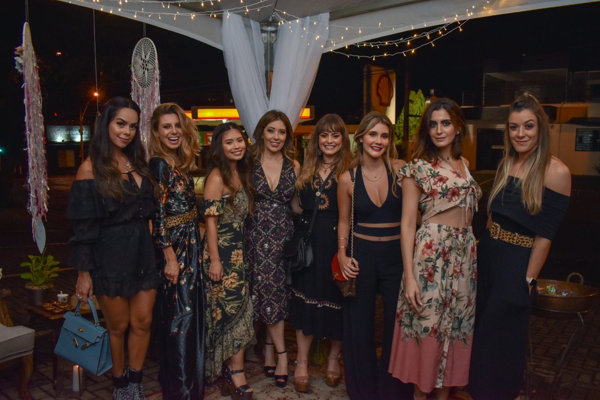 Com influenciadoras digitas e solidariedade Carmelina lança coleção