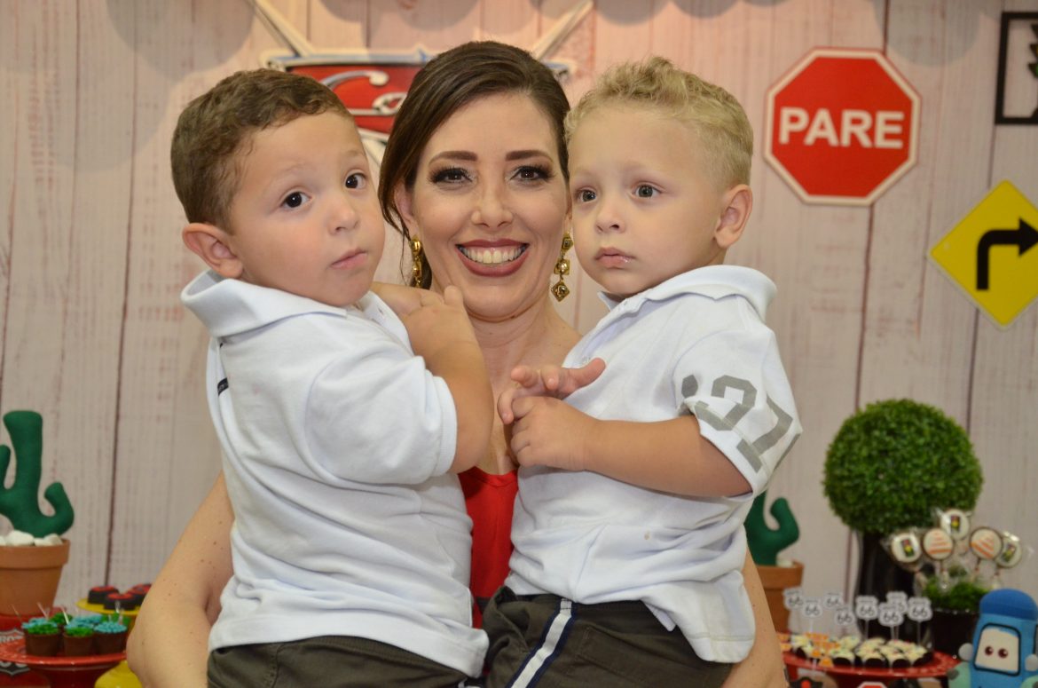 Muito amor envolvido : aniversário dos gêmeos Gabriel e Guilherme