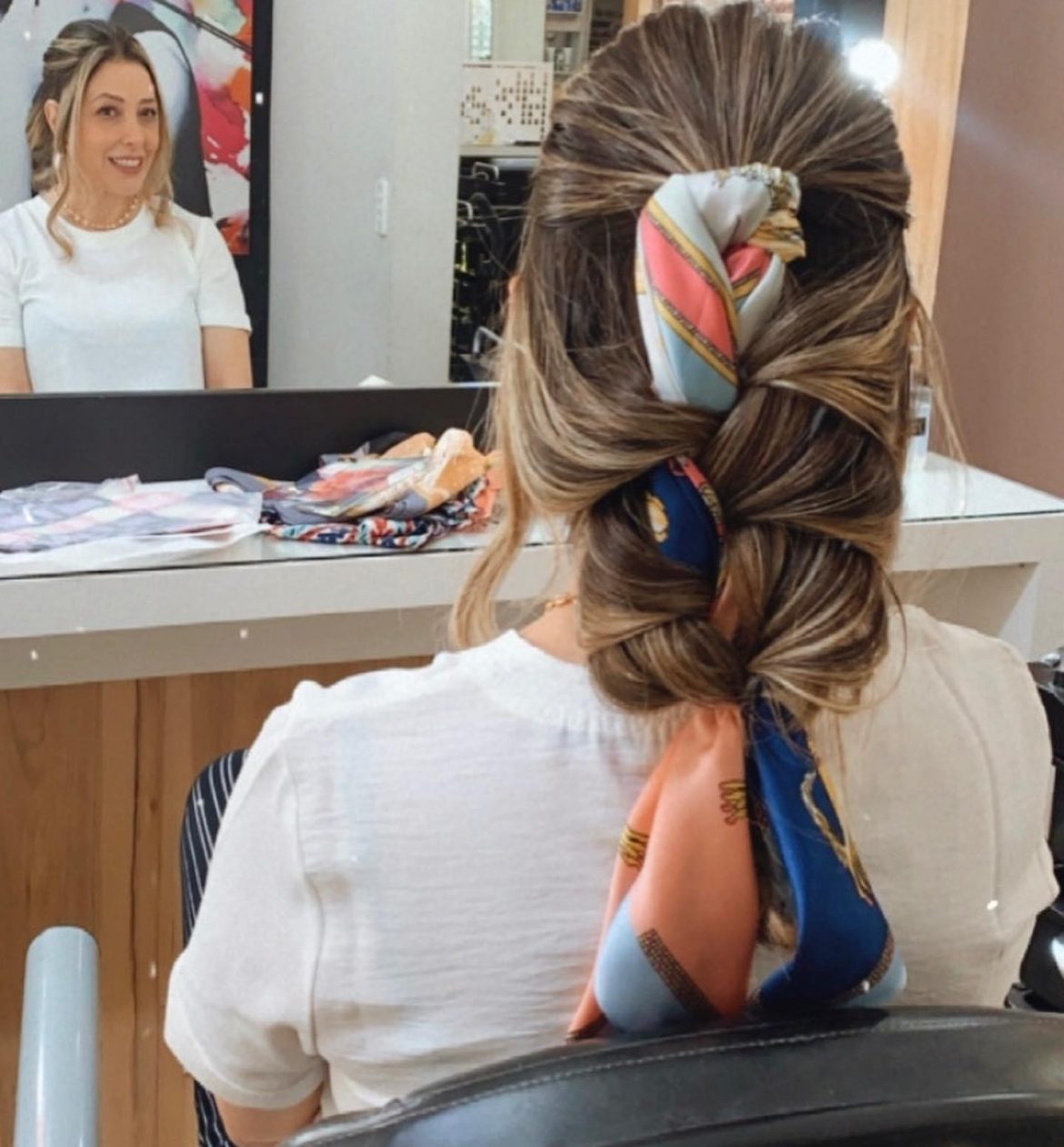 Várias propostas de como amarrar lenço no cabelo!