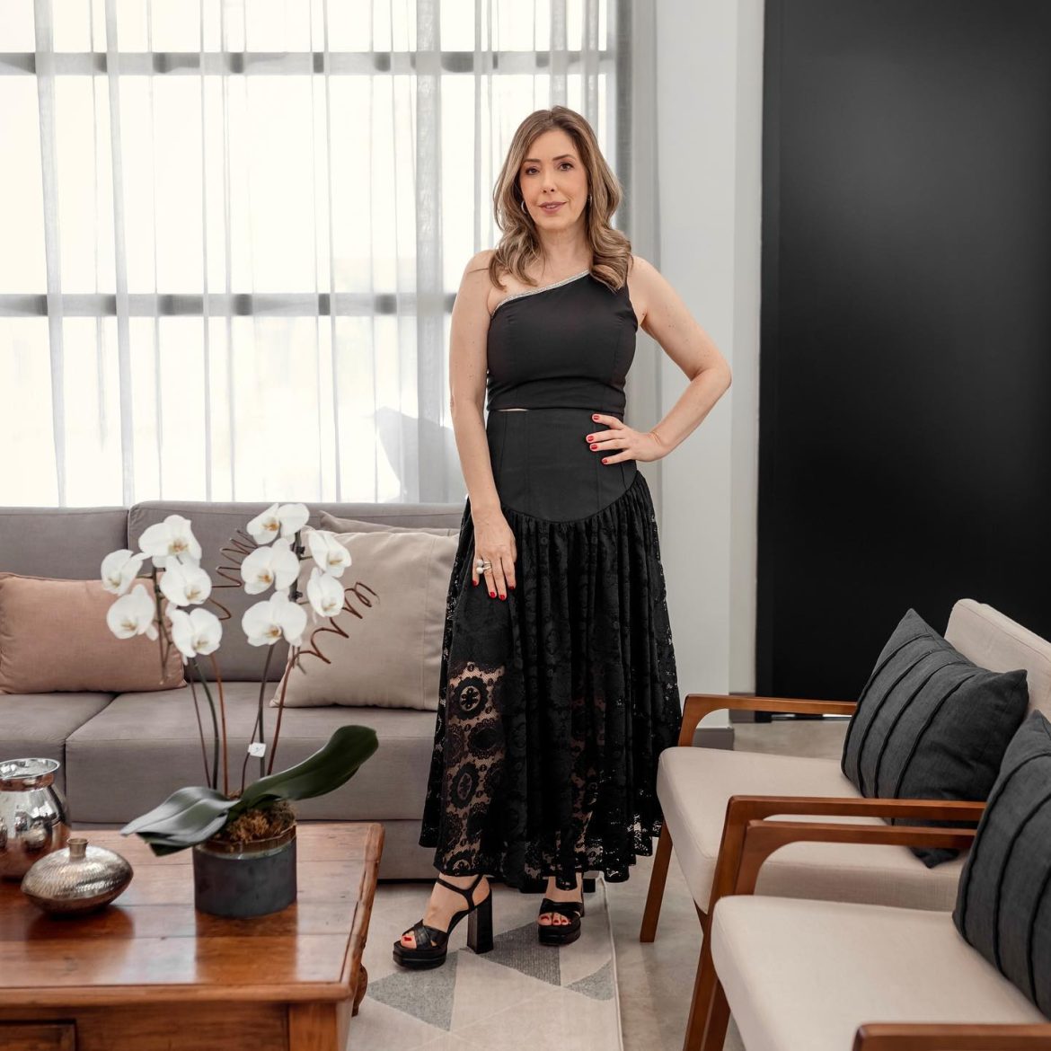 Saia de renda e top preto