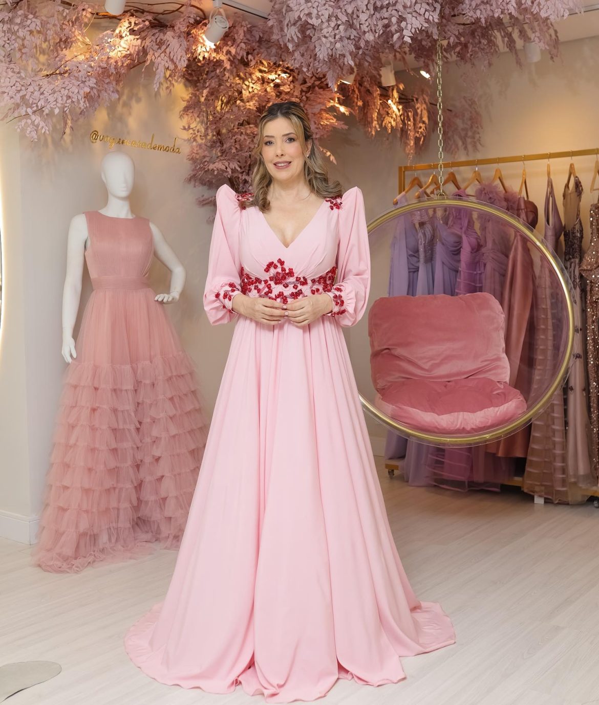 Apresento uma coleção de vestidos de festa: Vogue Casa de Moda